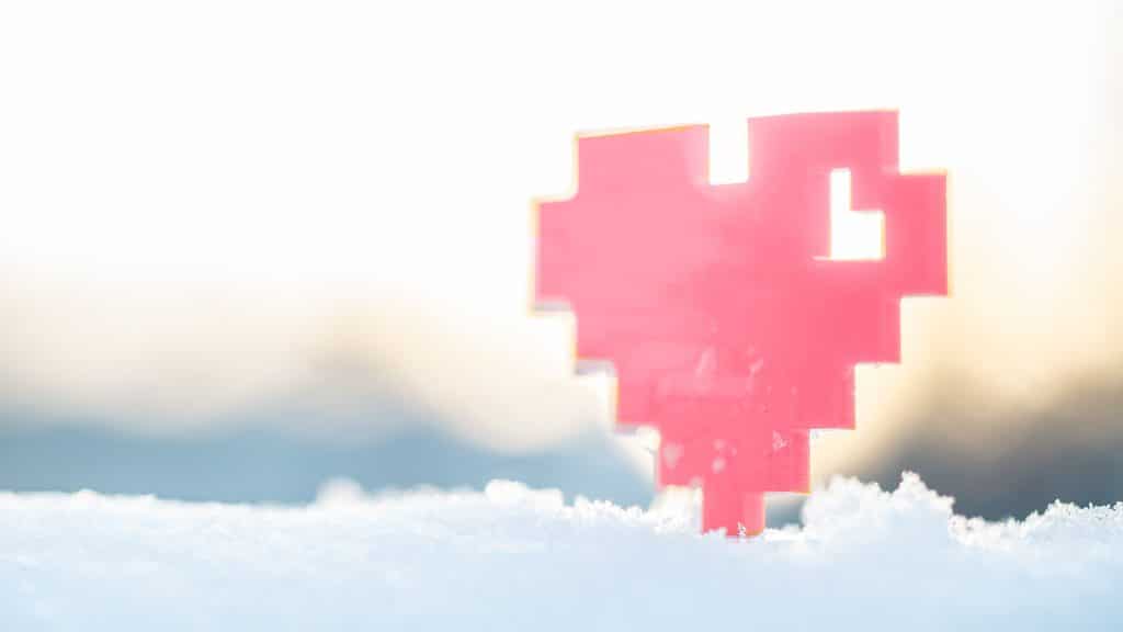Pixelhjärta i snö.