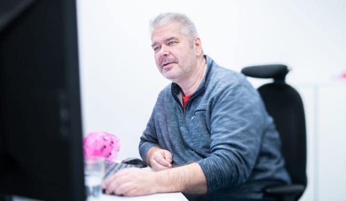 Peter Forsman arbetar vid kontor.