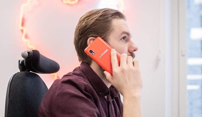 Man pratar i fairphone.