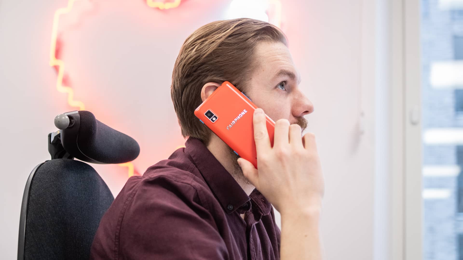 Man pratar i fairphone.