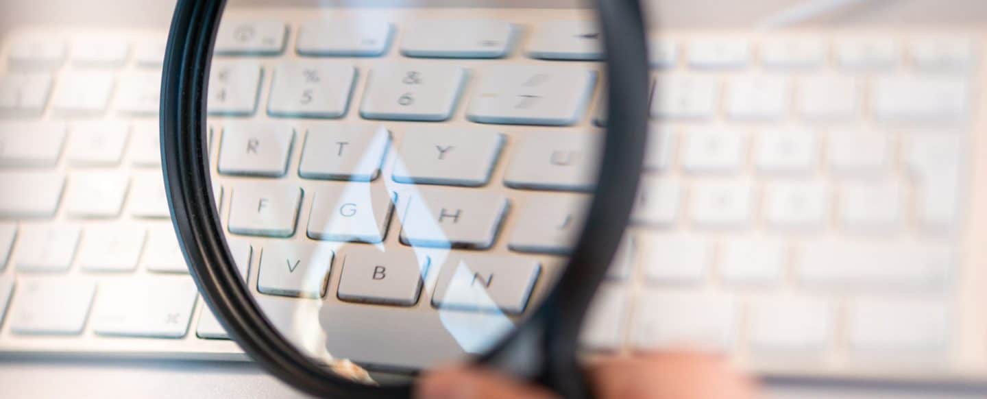 En tumme upp i ett förstoringsglas.