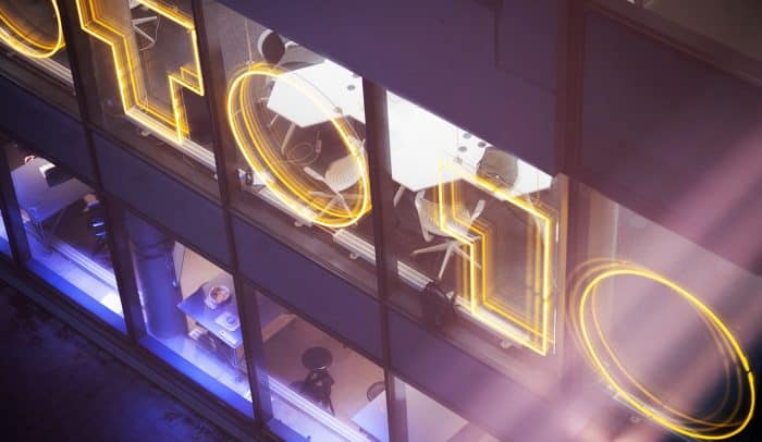 Goto 10:s logga i neon på fasadvägg
