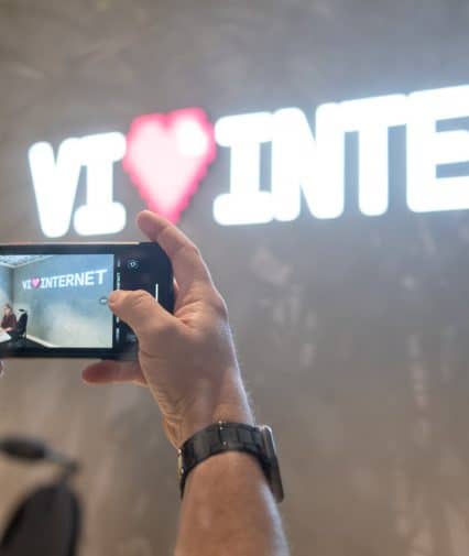 Person fotograferar "vi hjärta internet" med mobiltelefon.