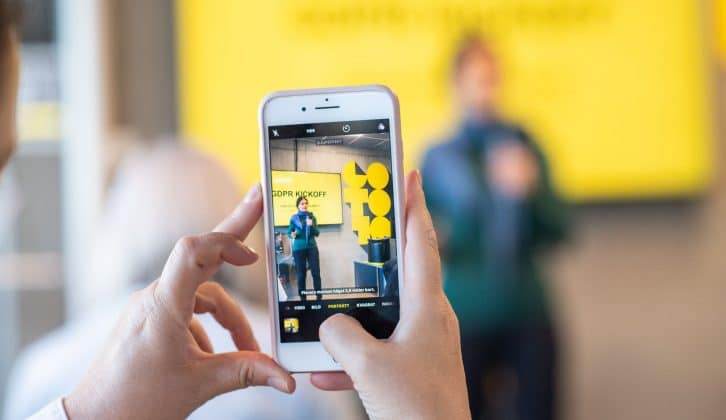 mobiltelefon som tar bild på GDPR-skylt