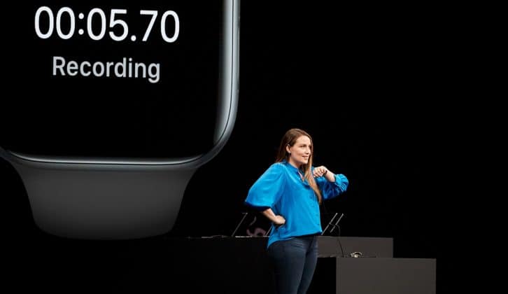Apple demonstrerar Apple Watch på scen.