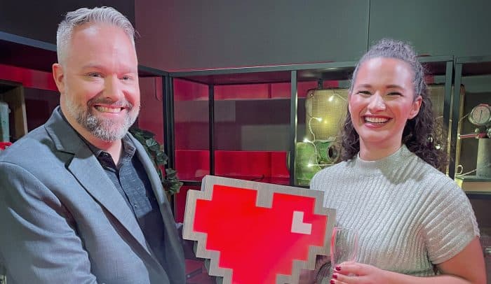Måns Jonasson och Aisha Mossberg håller i ett Internetstiftelsehjärta