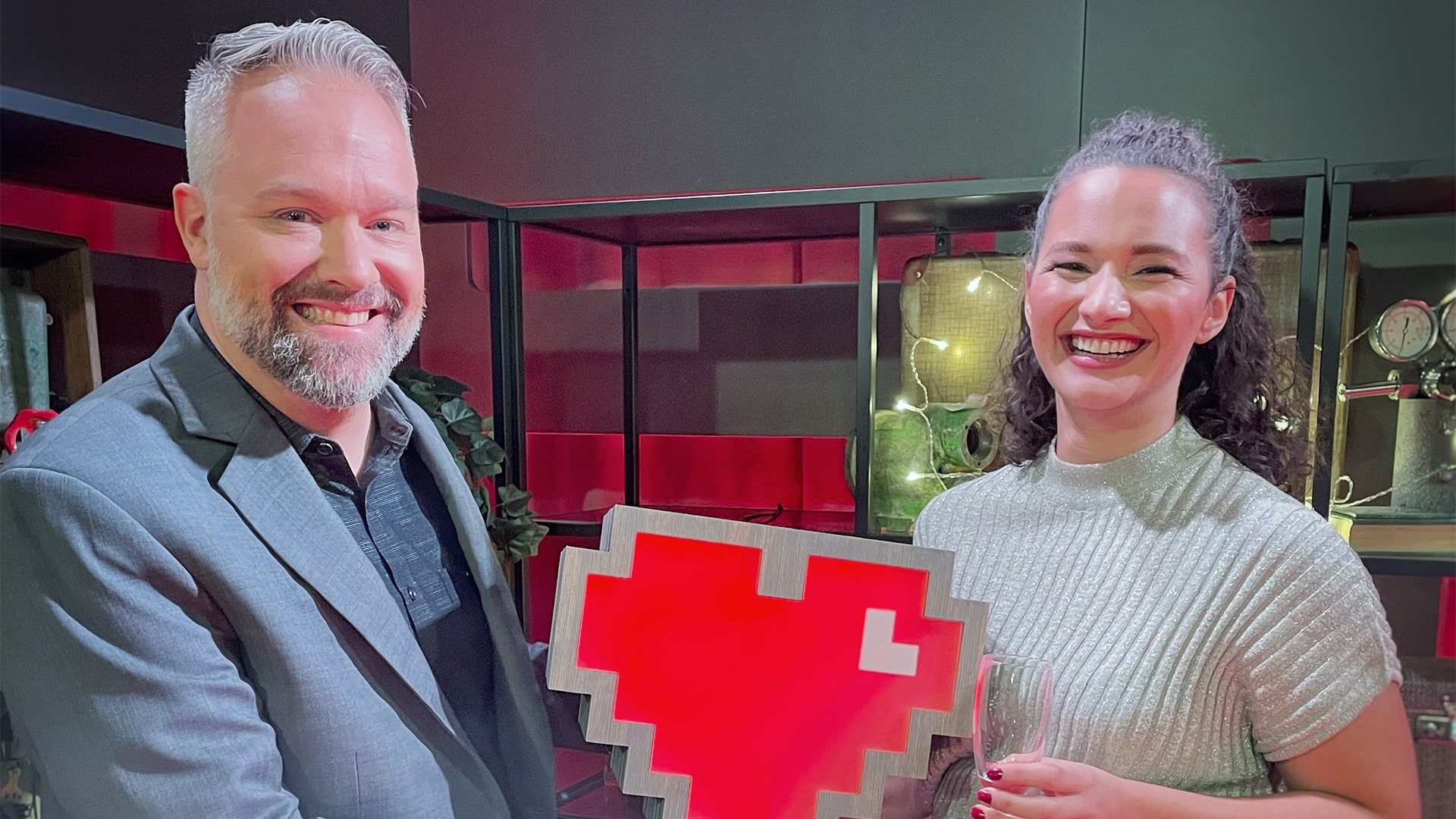 Måns Jonasson och Aisha Mossberg håller i ett Internetstiftelsehjärta