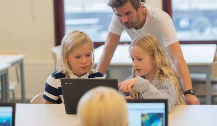 Elever arbetar med datorer