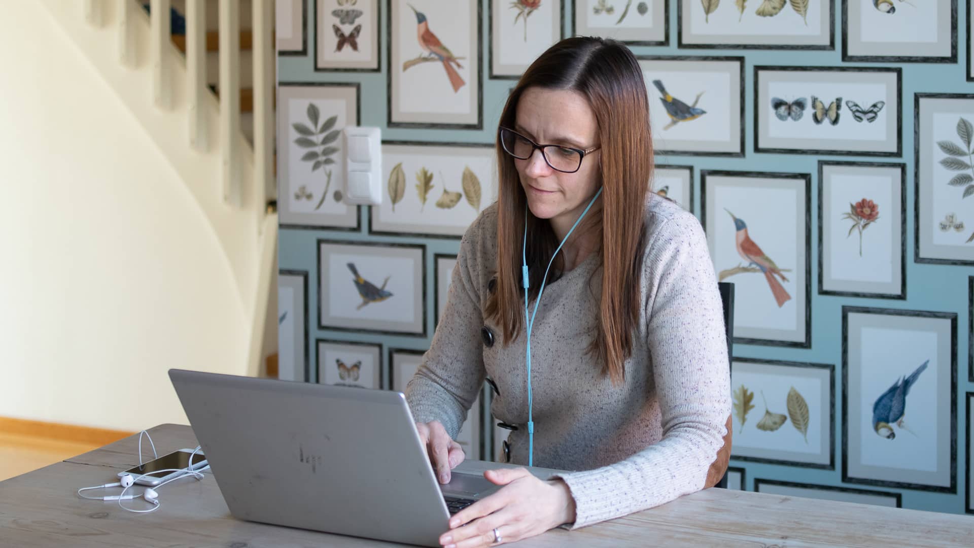 Kvinna som jobbar hemifrån med bärbar dator