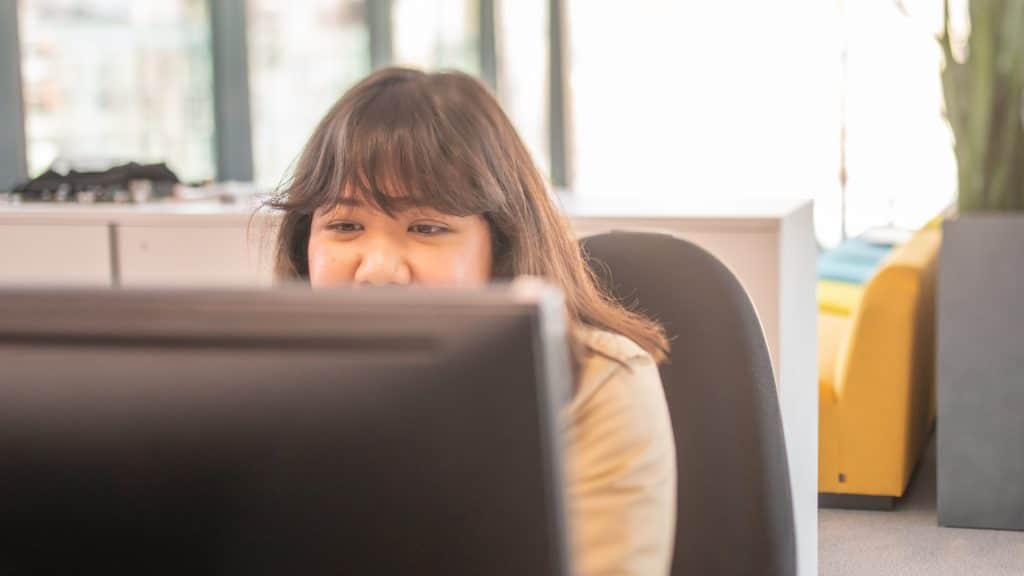 Kvinna arbetar med öppna data vid en dator på Internetstiftelsens kontor.