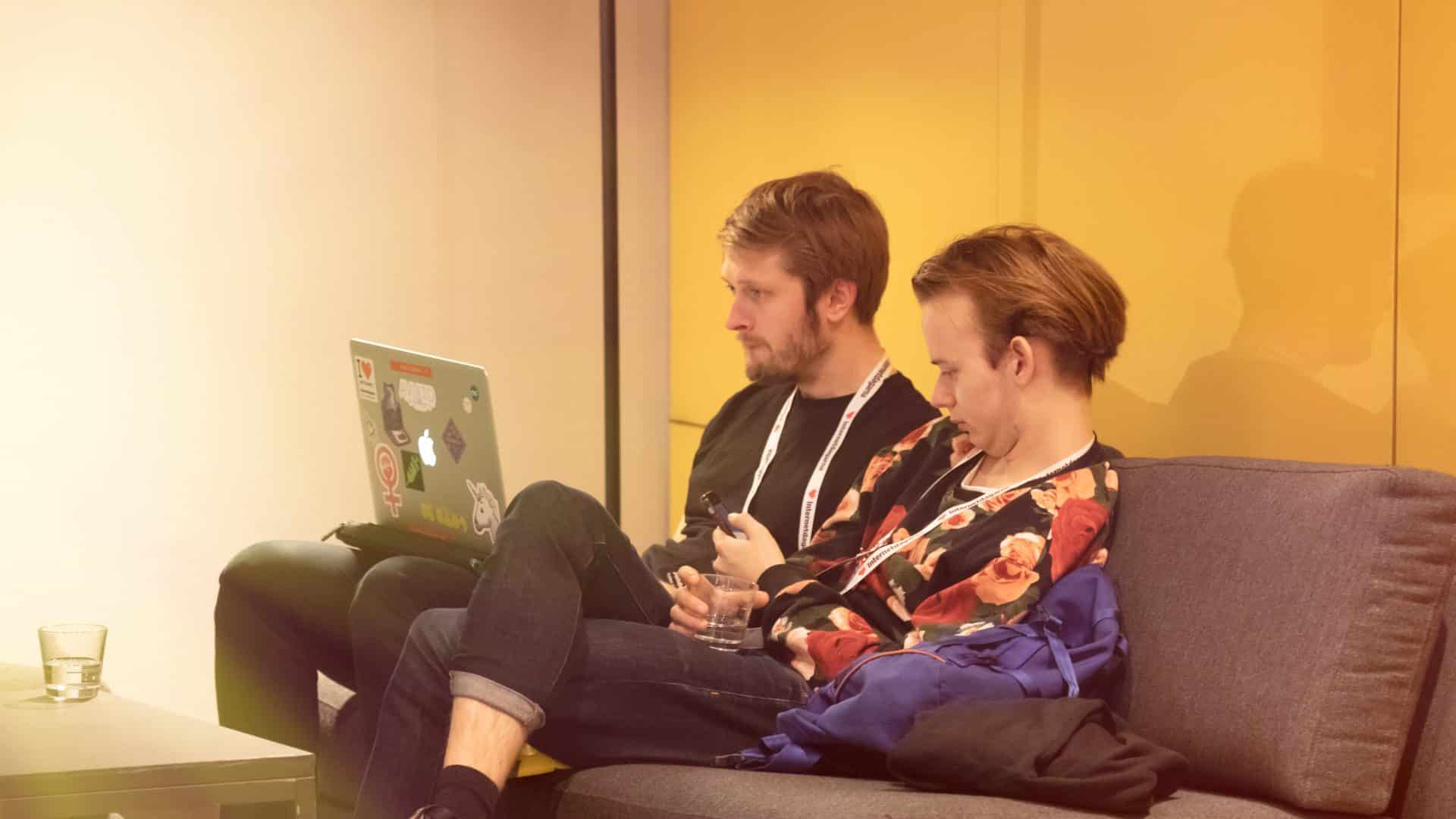 Två personer som sitter vid en dator.