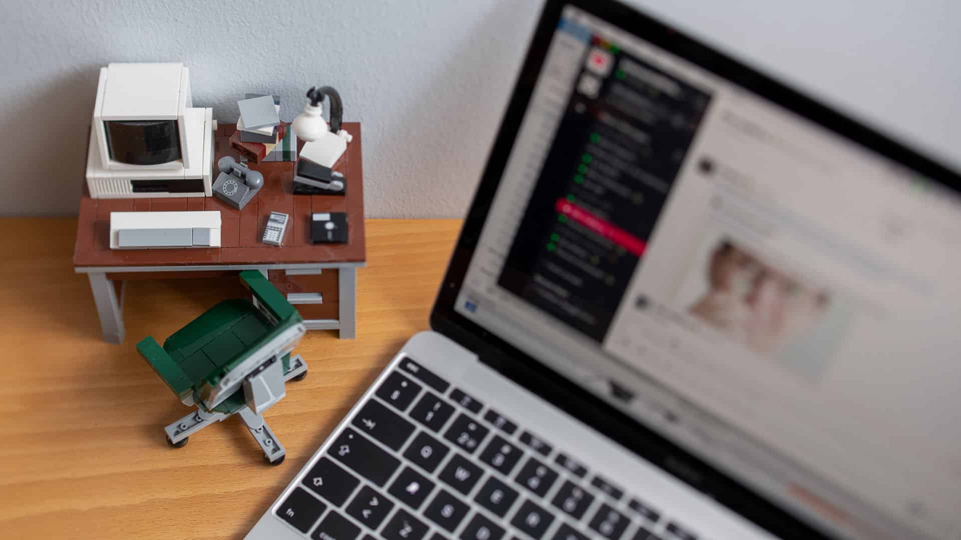en dator och en legodator i ett hemmakontor