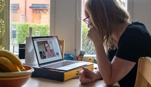 Kvinna framför dator i videosamtal