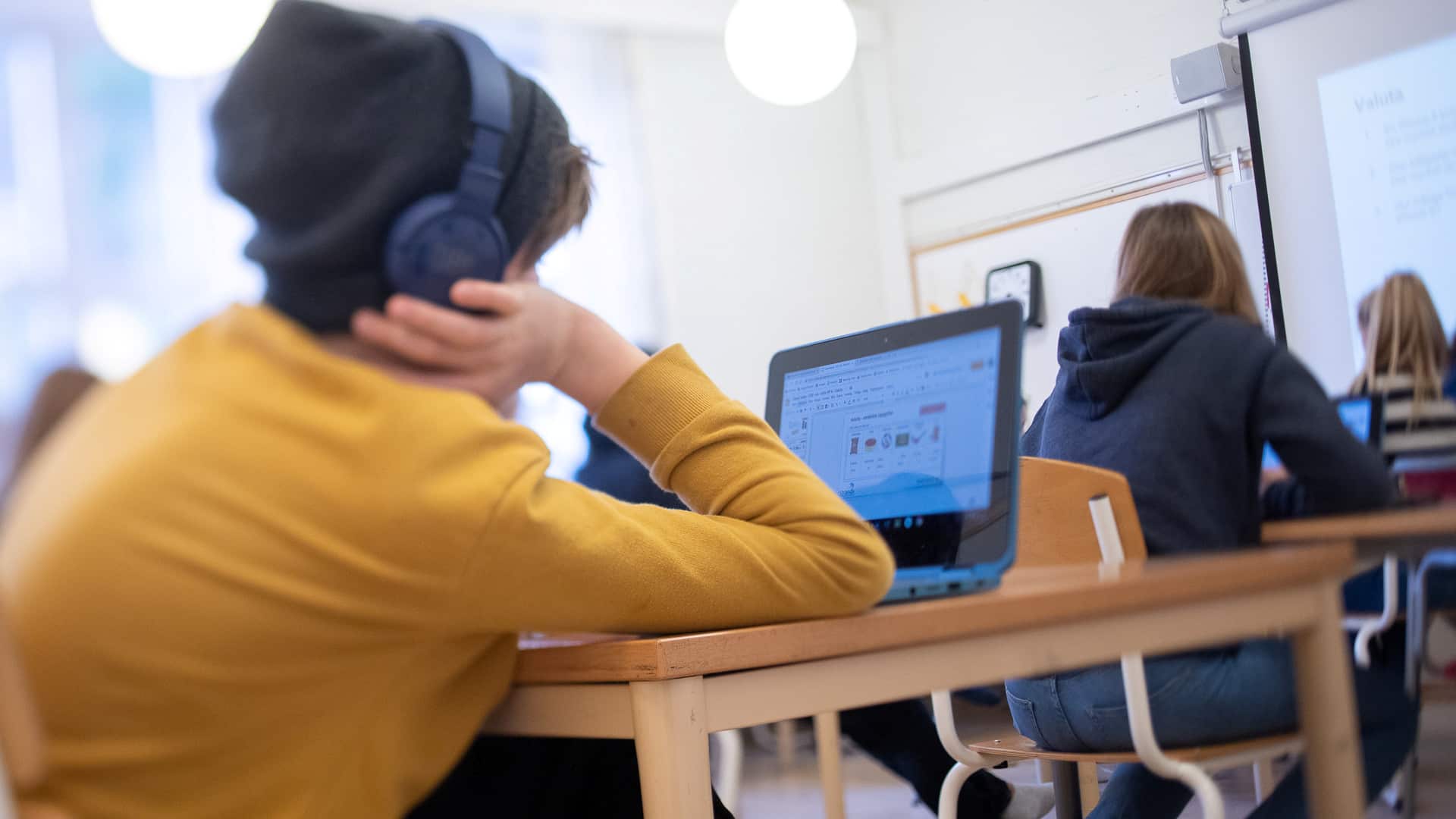 Elev som sitter i klassrummet framför dator