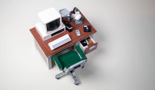 Leksaksskrivbord i miniatyr med dator, stol, lampa mm.