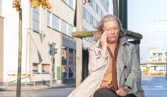Äldre kvinna som pratar i mobiltelefon utomhus