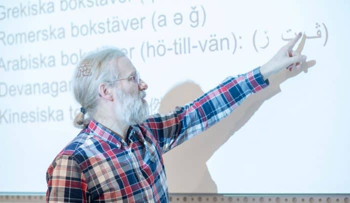 Man talar och pekar på presentation under Internetstiftelsens DNS-kurs 2019.