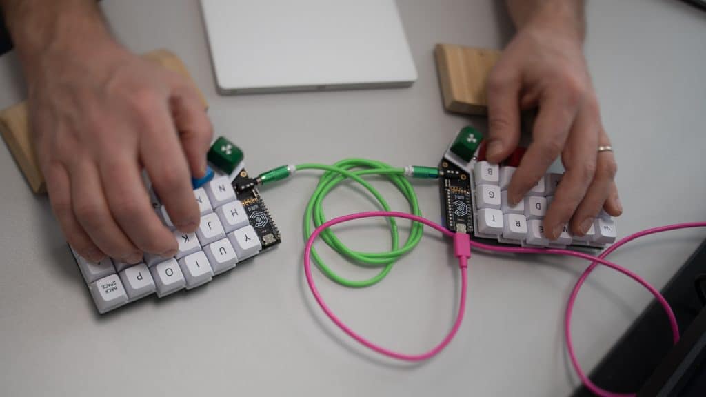 Två händer jobbar med DNS på ett tangentbord