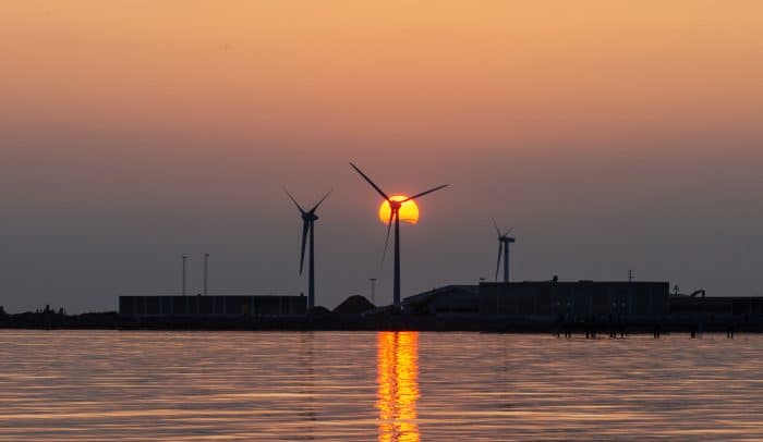 Vindkraftverk i solnedgång i Falkenberg