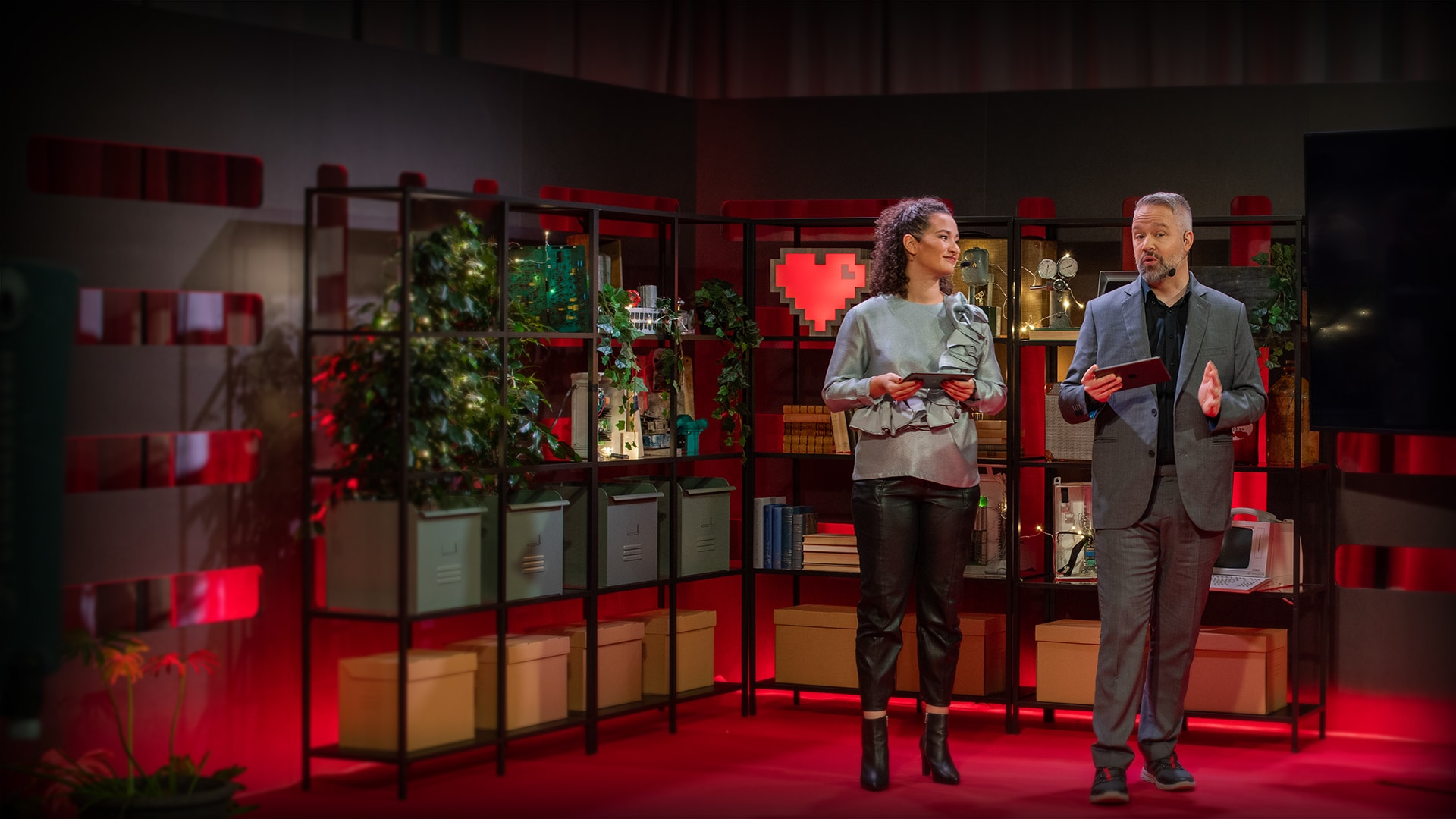 Aisha och Måns står på scenen och leder internetdagarna