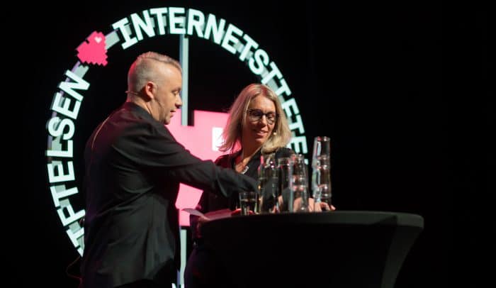 Måns Jonasson och Jannike Tillå på Internetstiftelsen presenterar Svenskarna och internet 2019 på Vasa teatern