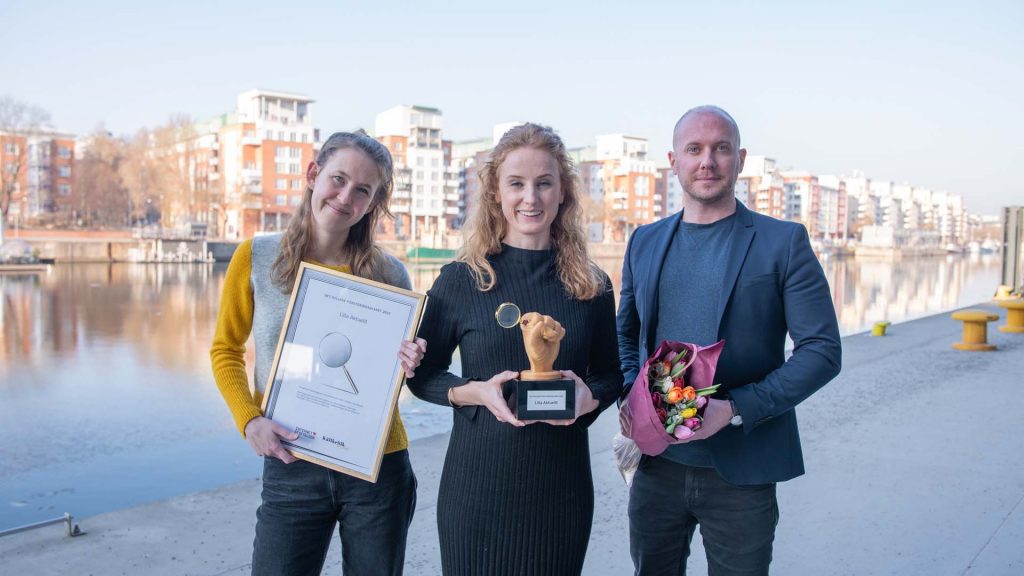 Tre pristagare från Lilla Aktuellt står med priset Det gyllene förstoringsglaset, diplom och blommor