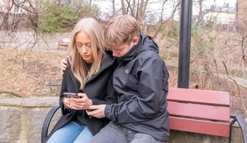 Ungt par som får hot på mobilen när de deltar i det politiska samtalet på nätet