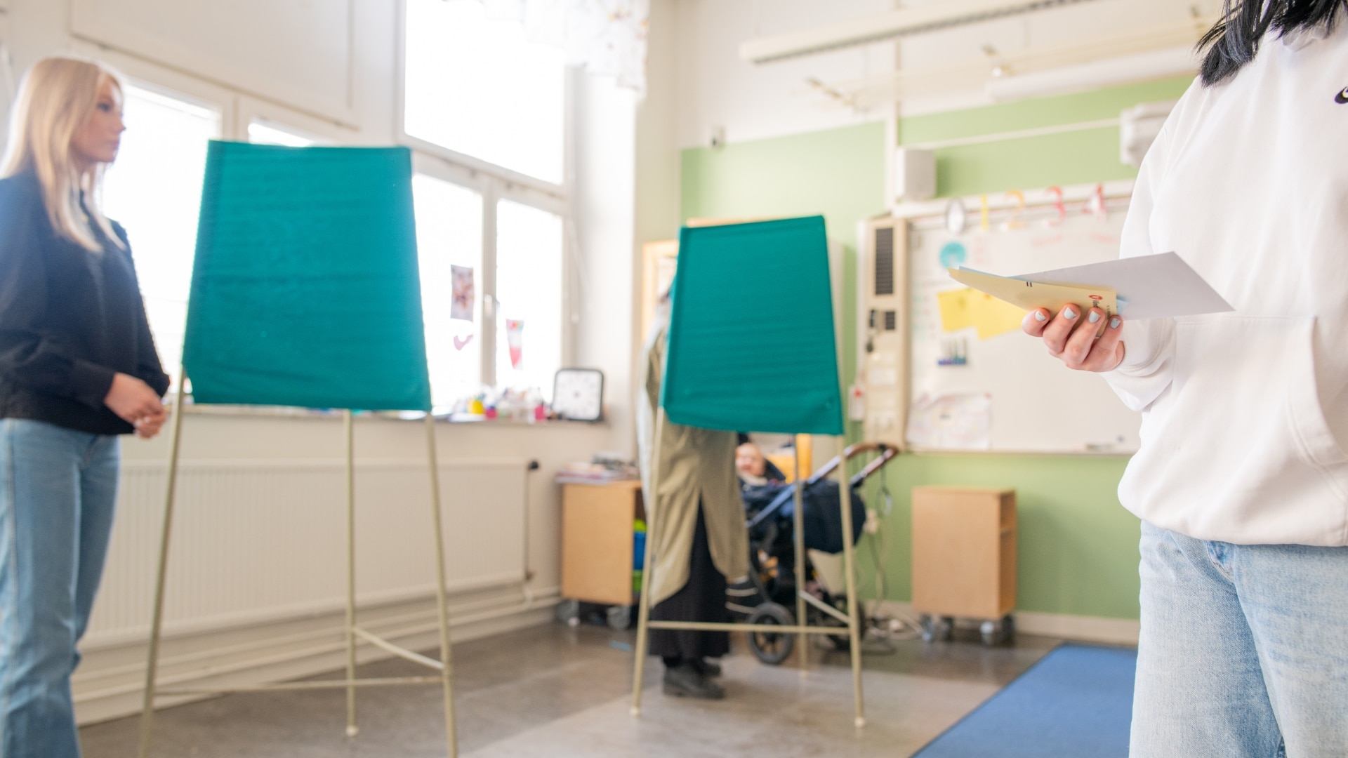 Väljare i en vallokal