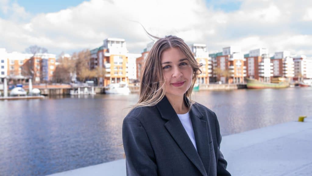 Adina Schildt Gillion på kajen i Hammarby sjöstad