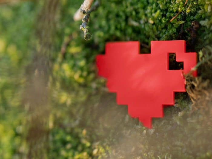 Pixelhjärta med naturbakgrund.