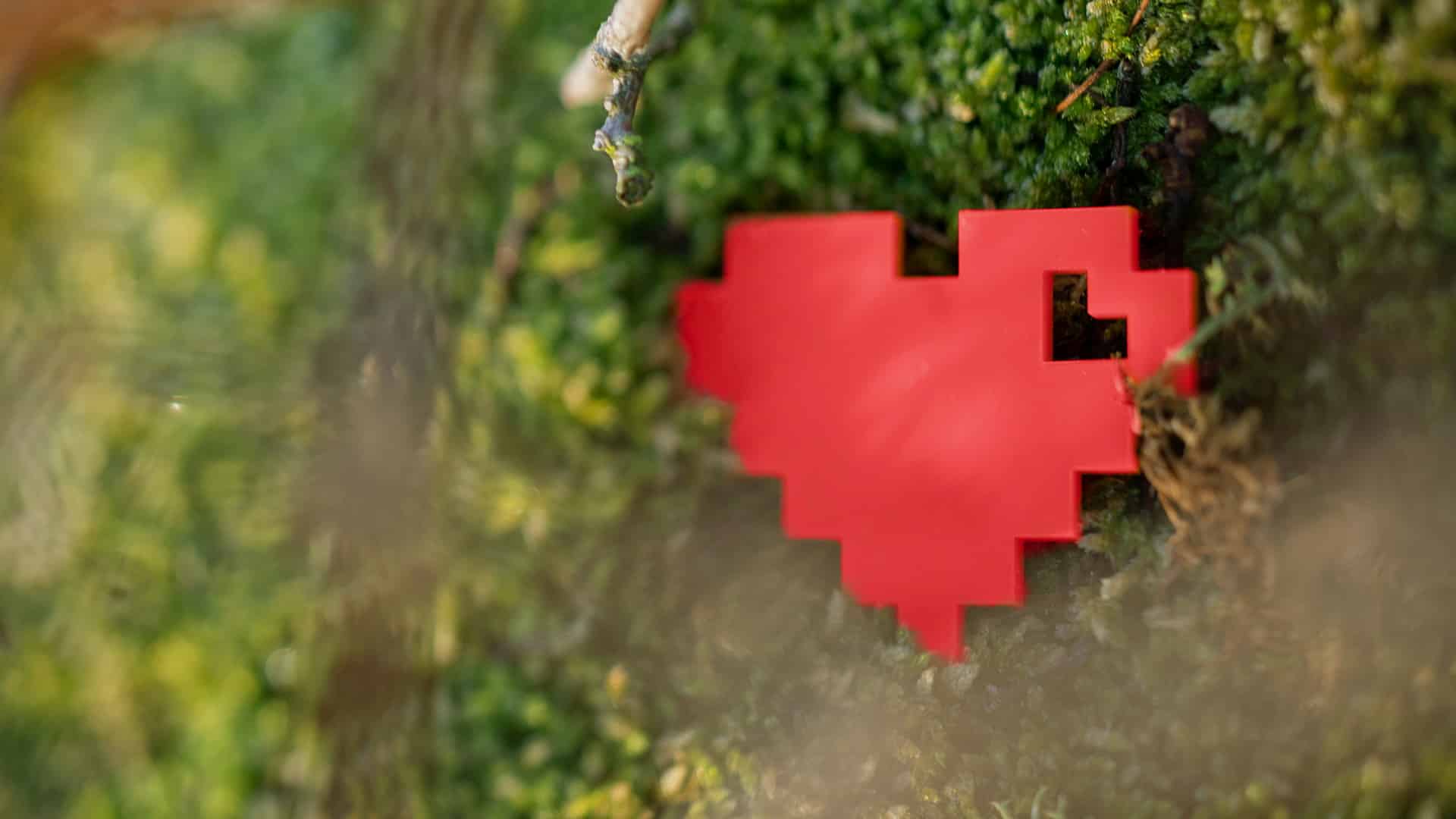 Pixelhjärta med naturbakgrund.