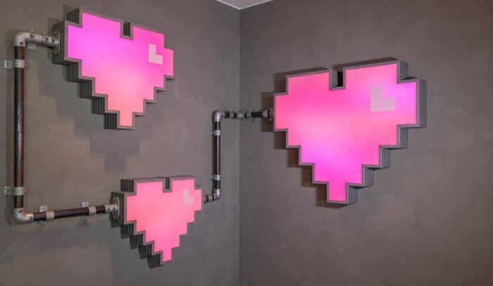 Neonhjärtan på en vägg.