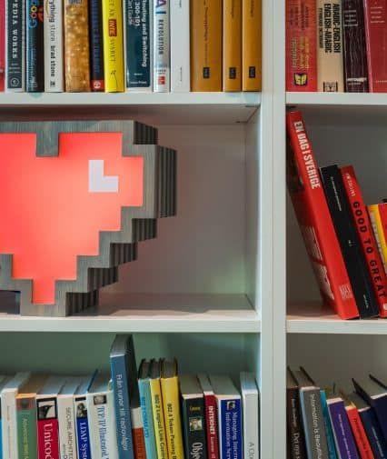 Lysande hjärta i en bokhylla.