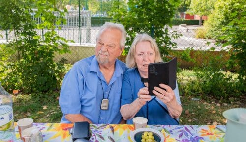 Äldre par tittar på mobiltelefon