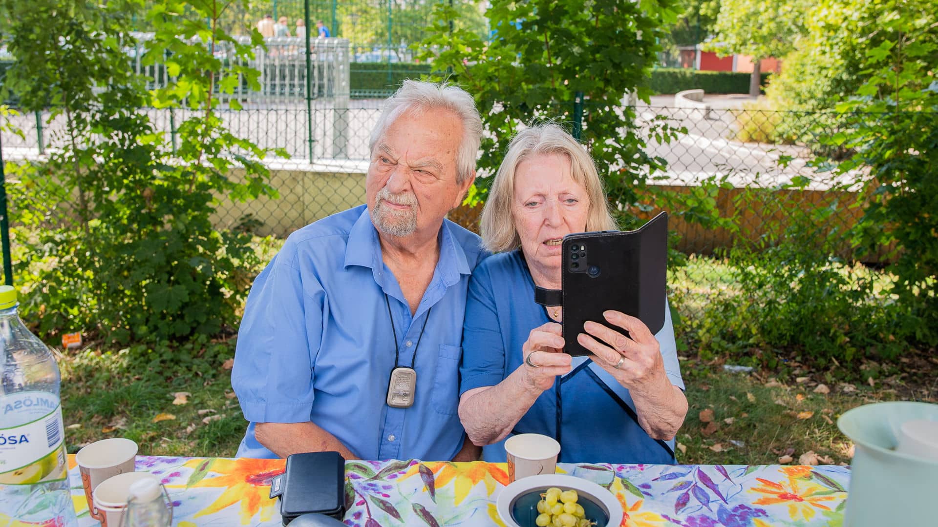 Äldre par tittar på mobiltelefon
