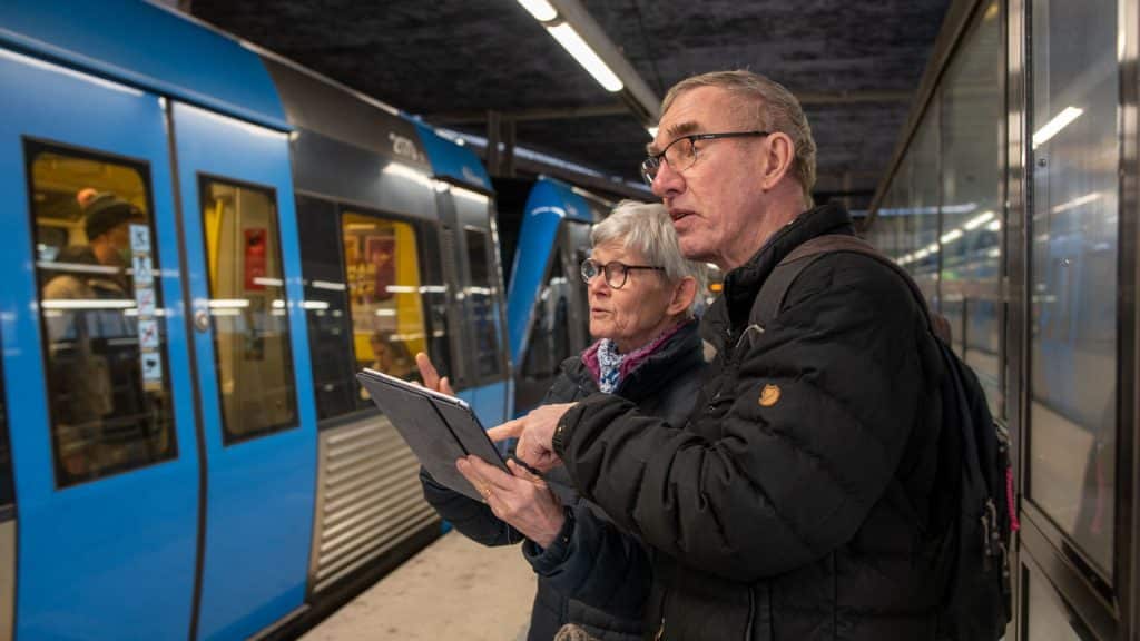 Många svenskar känner sig otrygga på nätet. Äldre par i kollektivtrafiken.