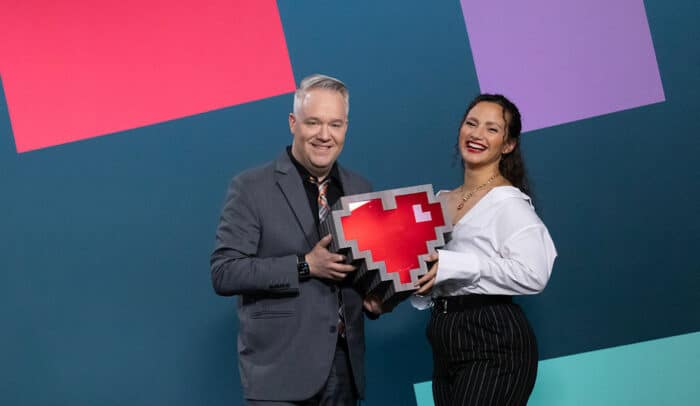 Aisha och Måns på Internetdagarna 2022, hållandes i en lampa i form av ett hjärta.