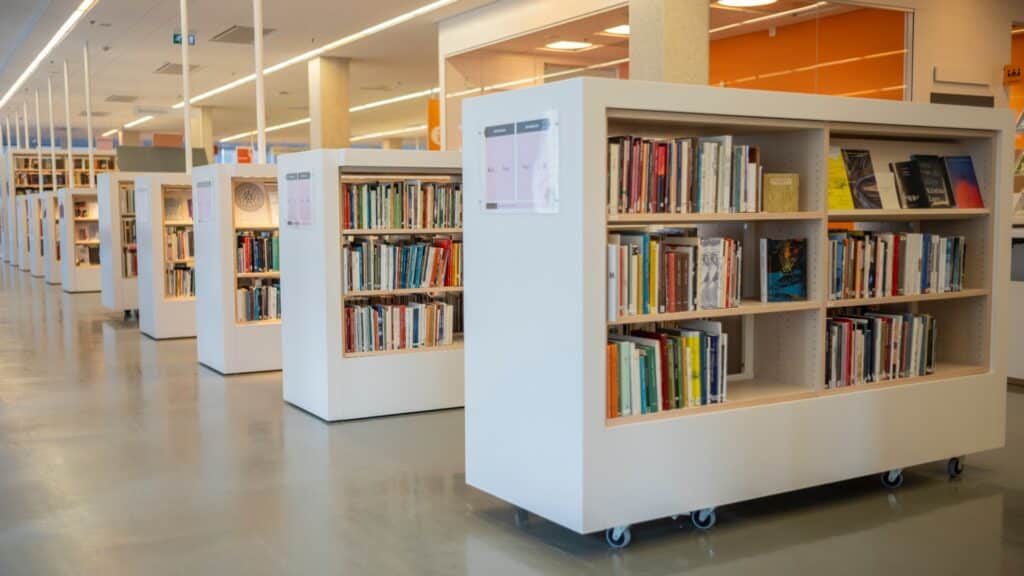 Hur går det med läsningen i Sverige?Bibliotek med hyllor av böcker.