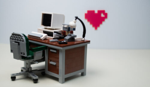 Lego-skrivbord och pixelhjärta