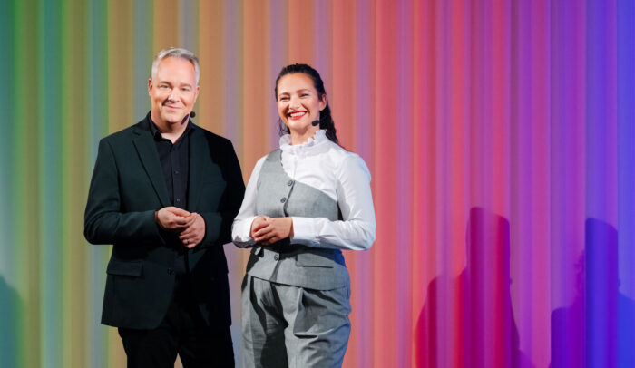 Måns Jonasson och Aisha Mossberg, konferencierer på Internetdagarna.