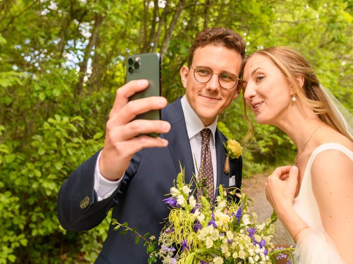 Ett brudpar tar en selfie.