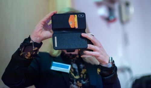 En kvinna som håller en mobiltelefon upp mot ansiktet.
