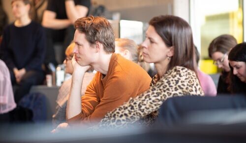 En grupp människor som sitter bredvid varandra.