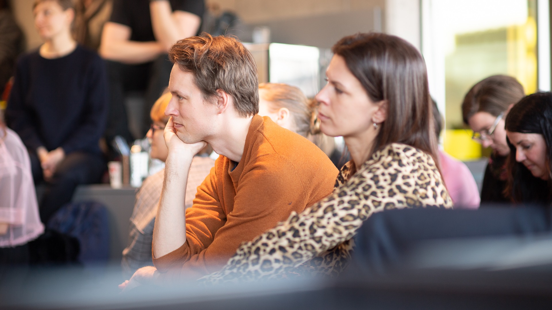 En grupp människor som sitter bredvid varandra.