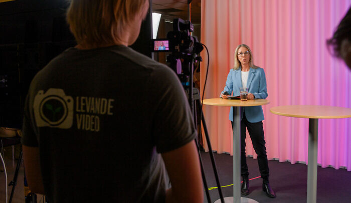 Jannike står framför kameran och presenterar.