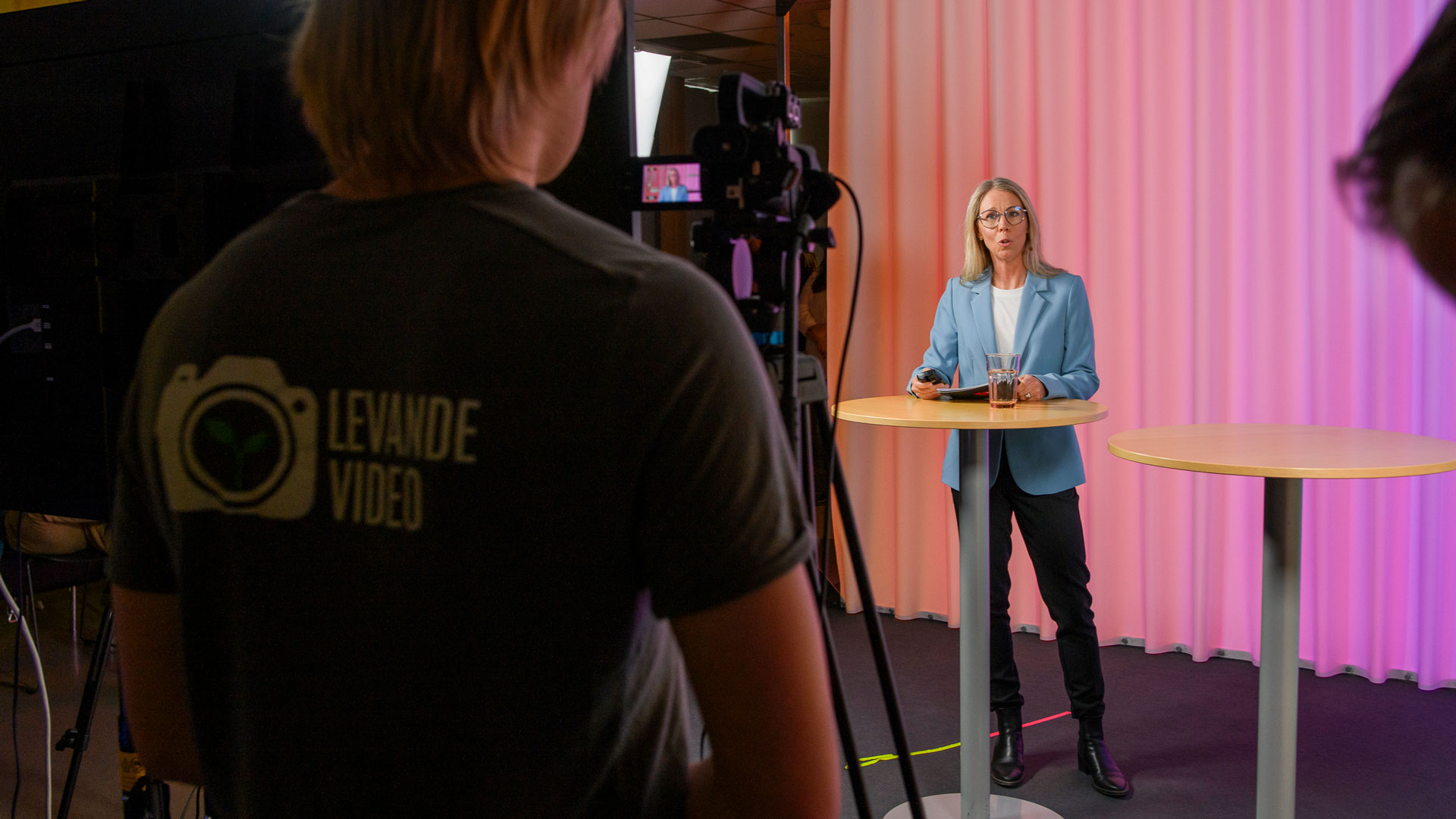 Jannike står framför kameran och presenterar.