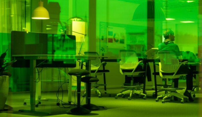 En man som sitter vid ett bord i en kontorsmiljö.