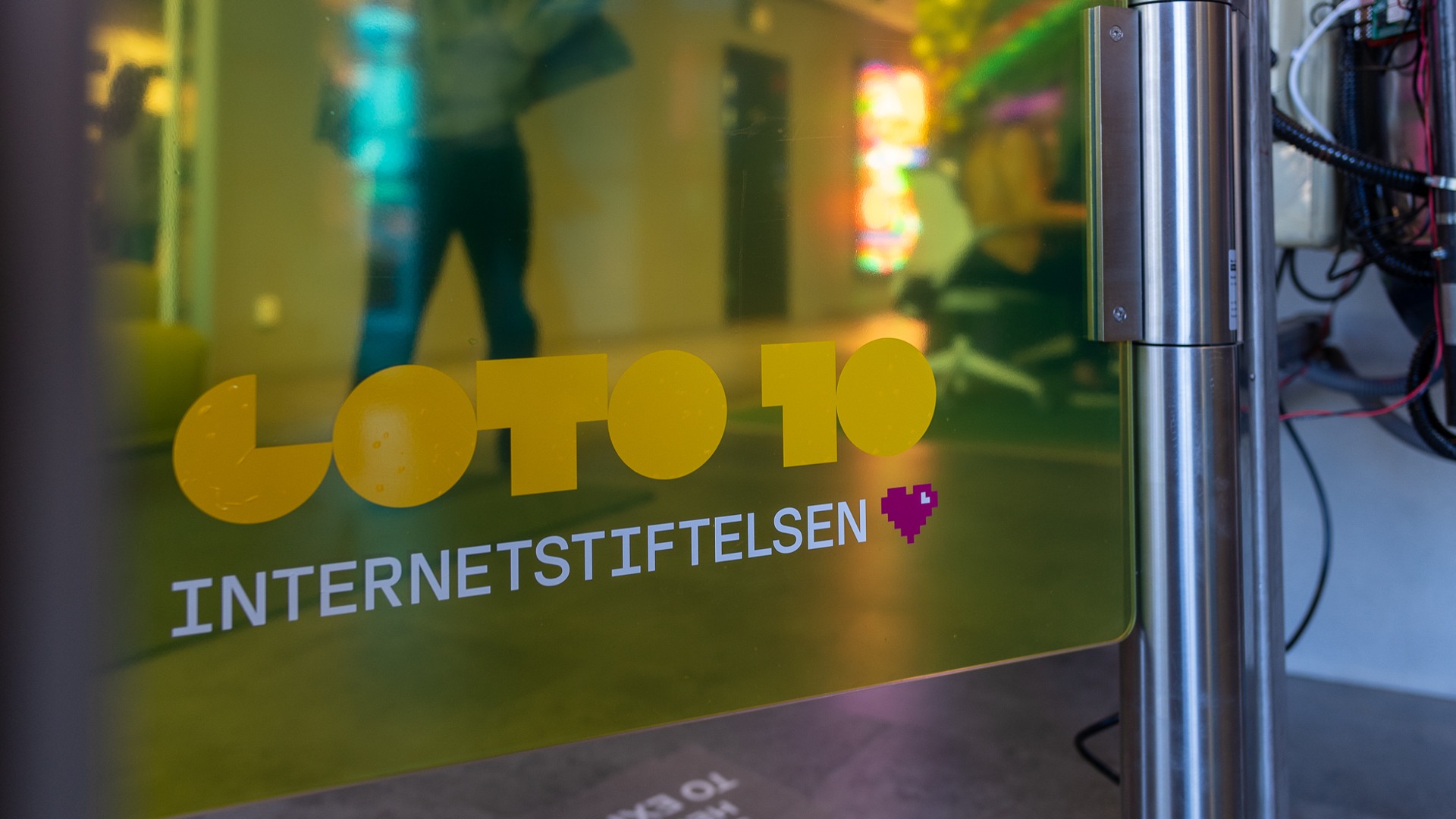 En glasskylt med en man som står i bakgrunden.