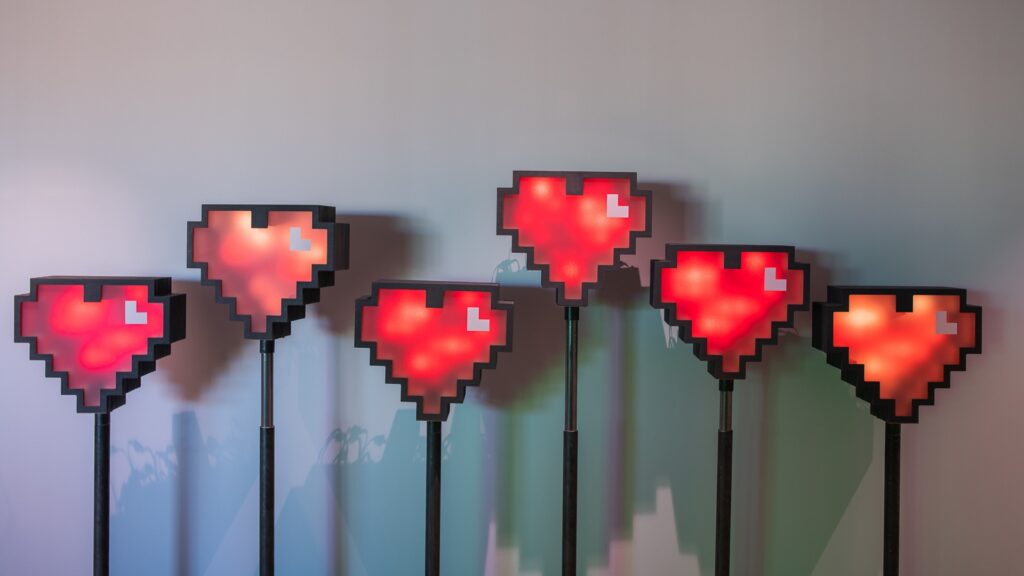 En grupp röda hjärtformade lampor sitter på en vägg.