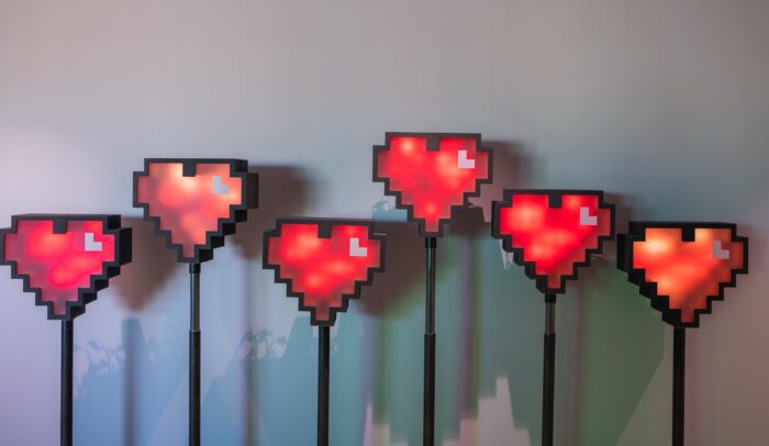 En grupp röda hjärtformade lampor sitter på en vägg.